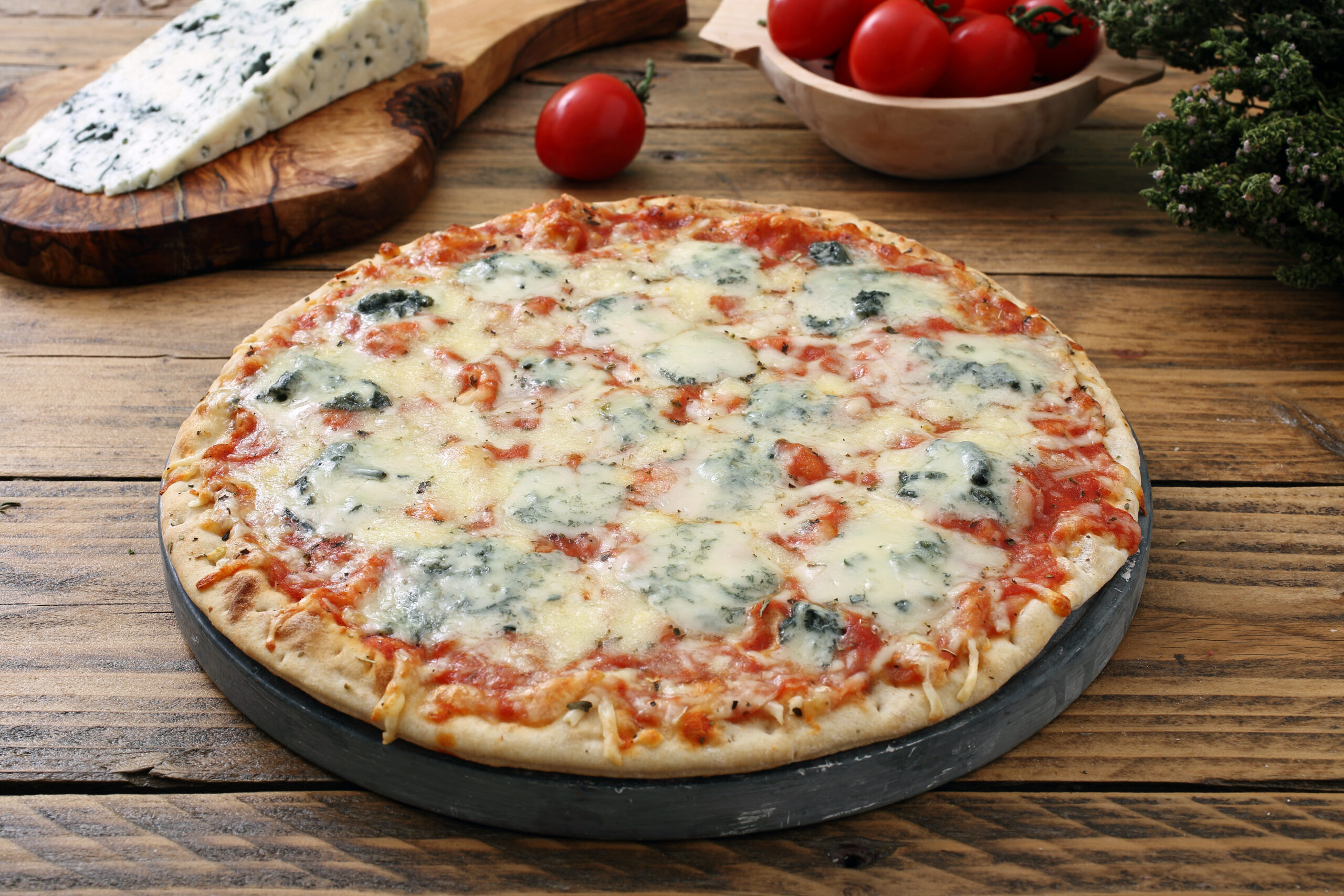 pizza formaggi e gorgonzola su tavolo rustico