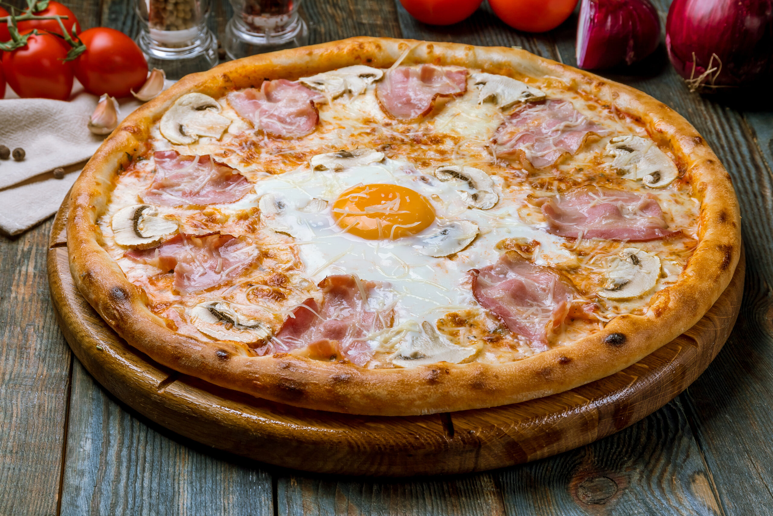 Carbonara pizza with bacon pizza